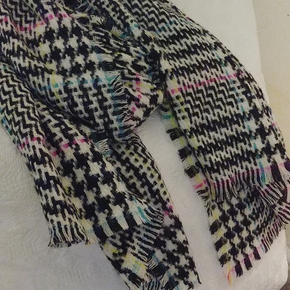 🎉2/$16 NWT True North Plaid Scarf - Picture 2 of 3